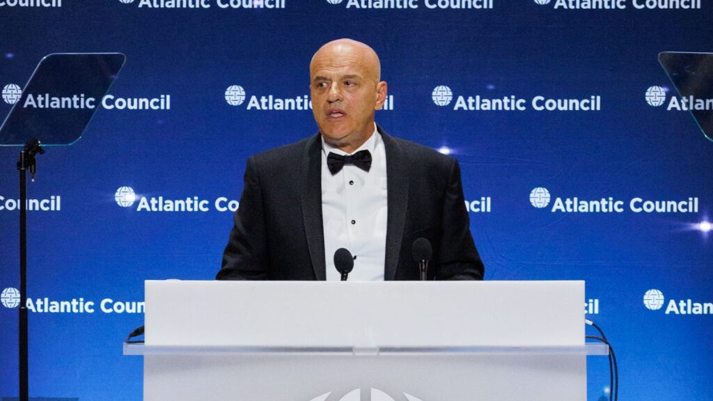 Descalzi (Eni) premiato dall’Atlantic Council per il suo ruolo nel settore energetico