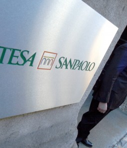 Intesa Sanpaolo, utili trimestrali meglio delle attese ma taglia stime per 2022
