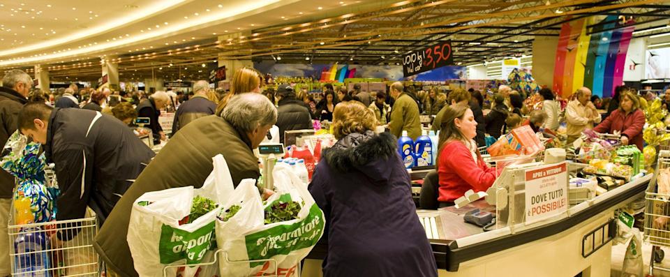 L’inflazione costa alle famiglie italiane 2.400 euro l’anno