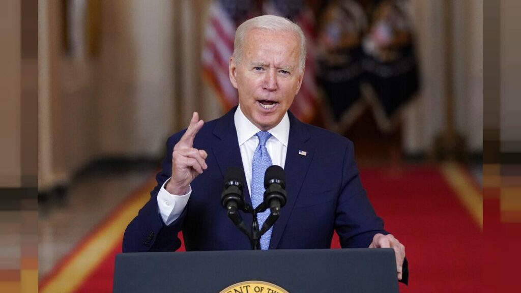 Biden scopre che l’embargo al petrolio russo danneggerà anche gli Stati Uniti / Il caso