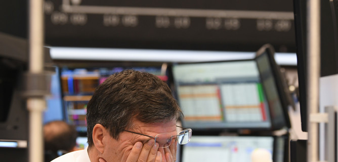 Lo spettro della recessione sui mercati: l’Asia crolla, l’Europa parte in forte rosso