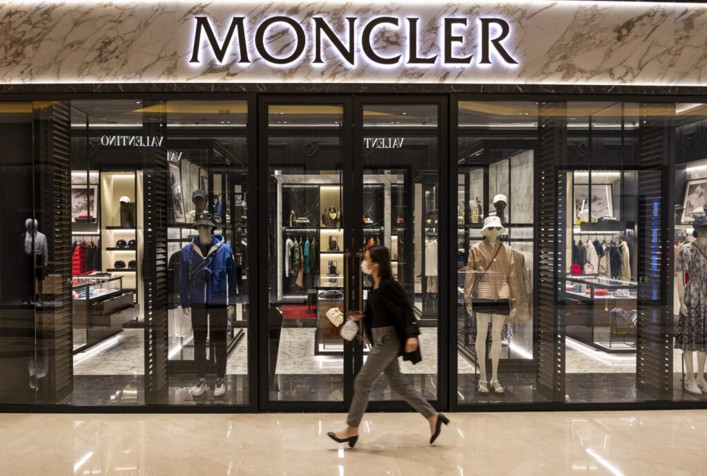 Moncler scende a Piazza Affari. La nostra analisi tecnica sul titolo