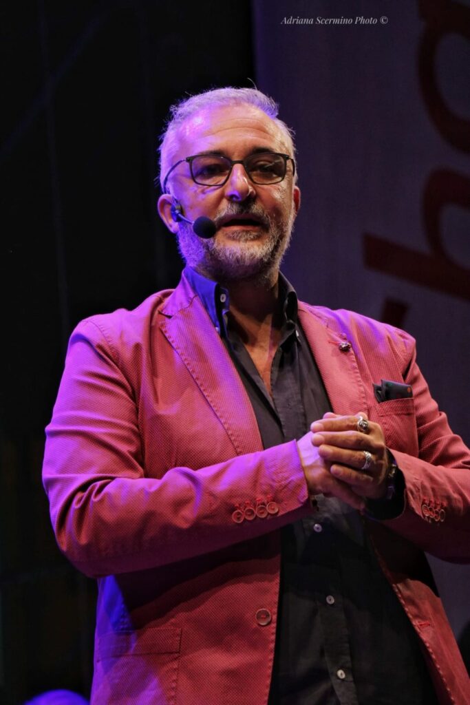 Arena del Mare gremita per lo show di Paolo Caiazzo