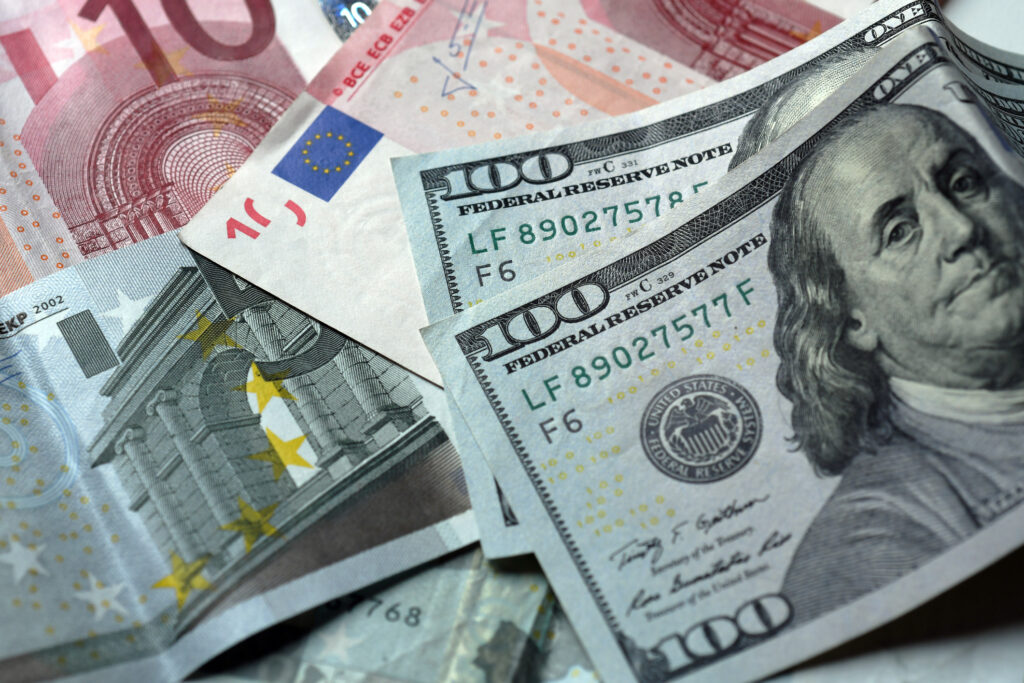 L’euro tocca la parità sul dollaro (poi risale). Ma la discesa non è finita