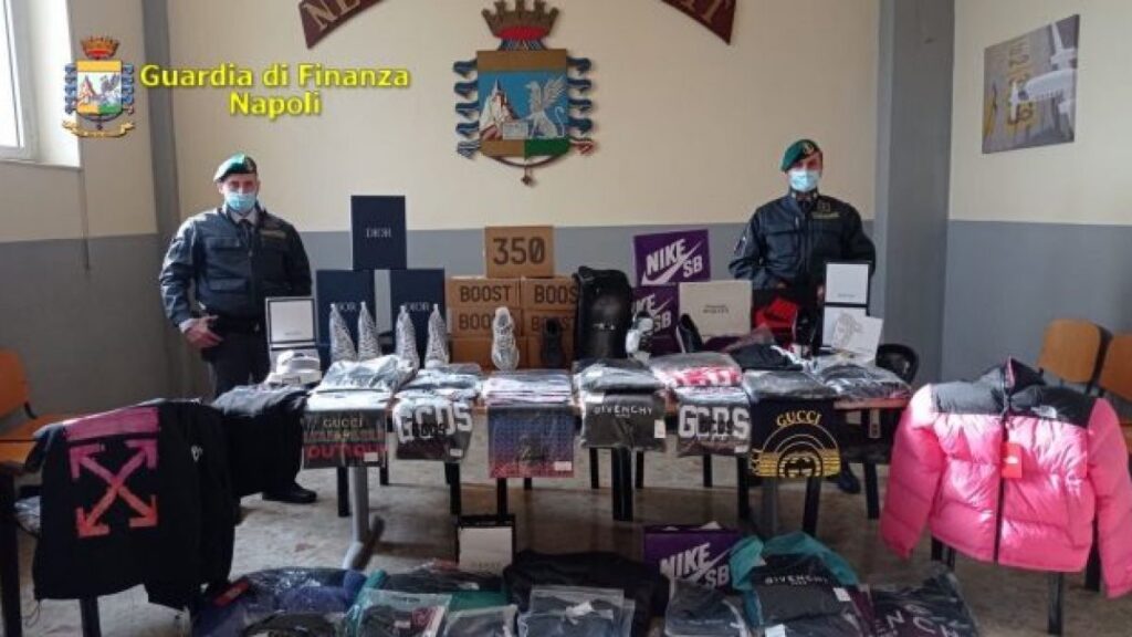 Napoli, maxi sequestro di articoli falsi. Un arresto.