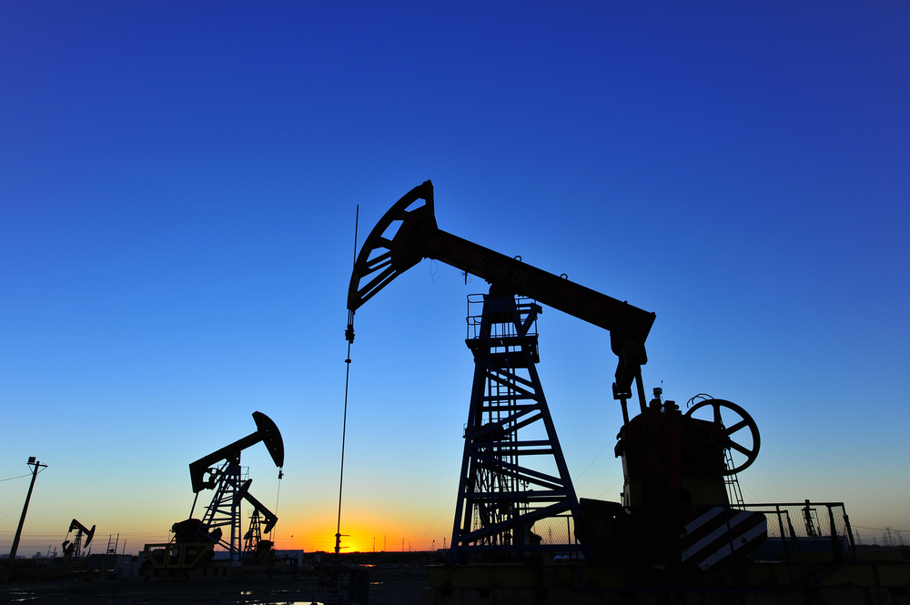 Petrolio in forte calo, pesa l’estrema forza del dollaro