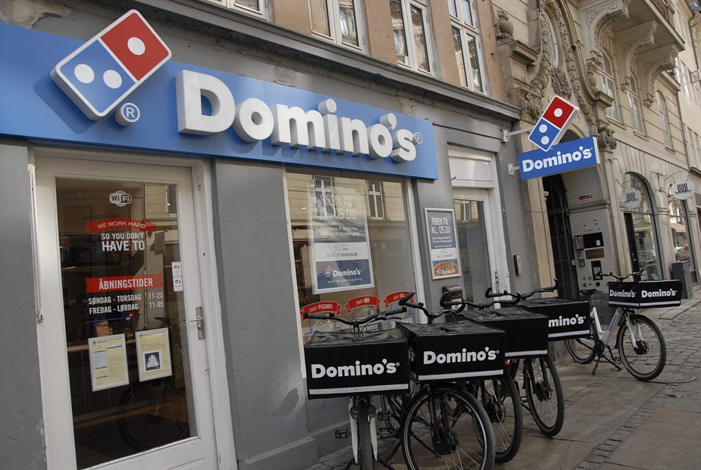 Bye bye Italy: Domino’s Pizza chiude tutti i punti vendita. Perchè lascia il nostro paese