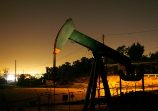 Petrolio vicino ai minimi di febbraio. Ma per Goldman Sachs risalirà