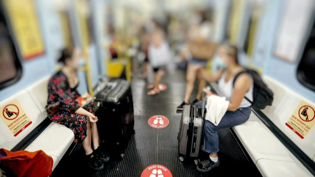 Addio alle mascherine sui mezzi pubblici. Cosa cambia dal 1° ottobre