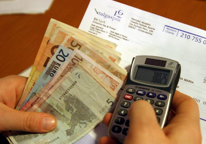 Bollette, nuovi rincari in arrivo a ottobre. Per il gas fatture inviate ogni mese