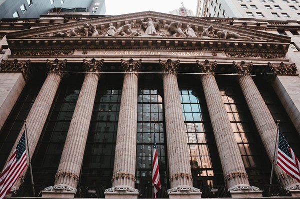 Giù Wall Street dopo il declassamento di Apple