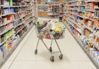 Inflazione, gli italiani tirano la cinghia. Ecco a cosa rinunciano