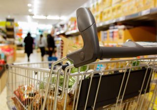 Italia verso la crescita zero nel 2023. Allarme crollo spesa alimentare
