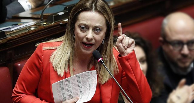 La Manovra Meloni: Iva azzerata su pane e latte e stretta sul reddito di cittadinanza