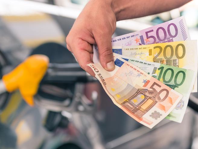 Caro benzina, la mossa del governo: obbligo di cartello con due prezzi