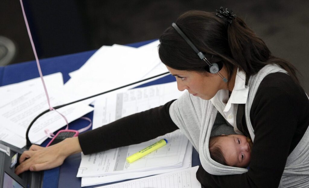Dopo la nascita di un figlio il 18% delle donne è fuori il mercato del lavoro