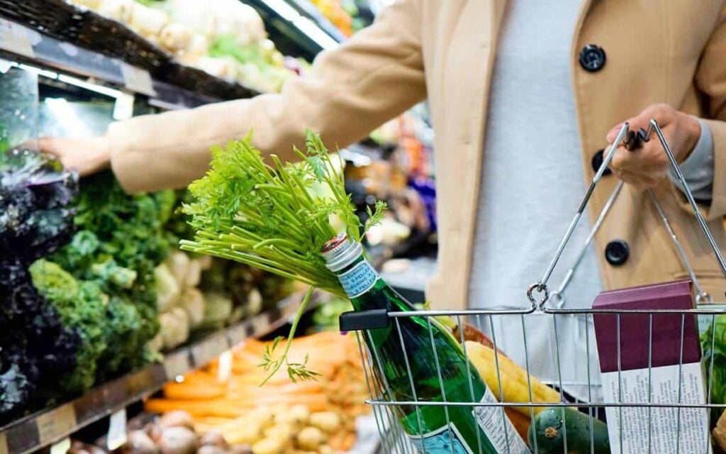 “Dedicata a te”, come funziona la carta acquisti per beni alimentari a sostegno delle famiglie