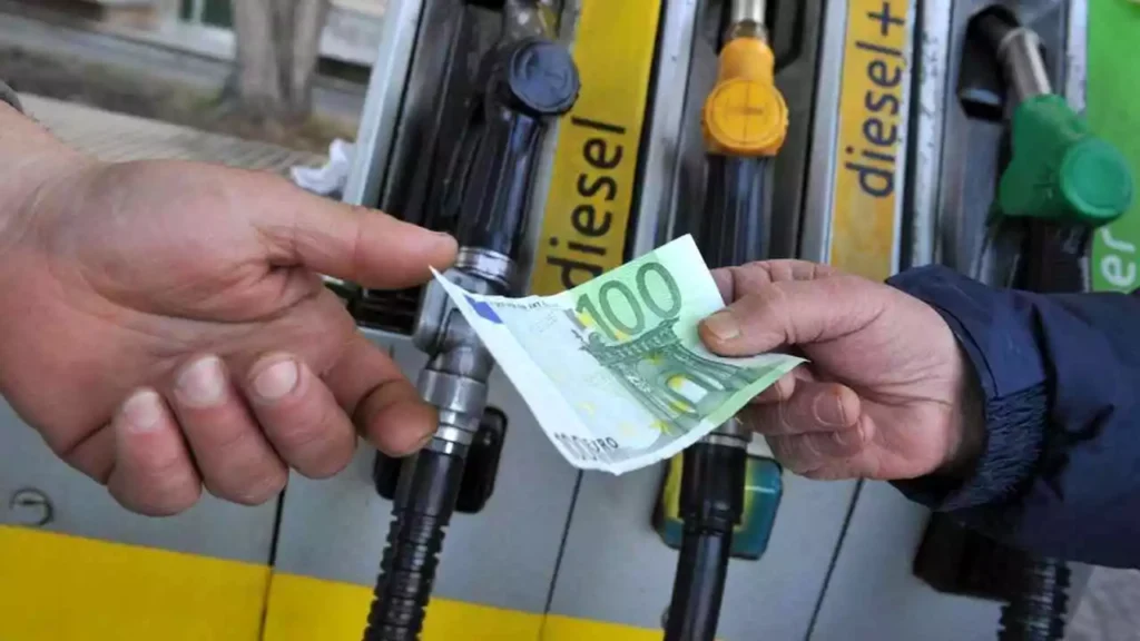 Benzina, continuano gli aumenti dei prezzi in tutte le regioni italiane